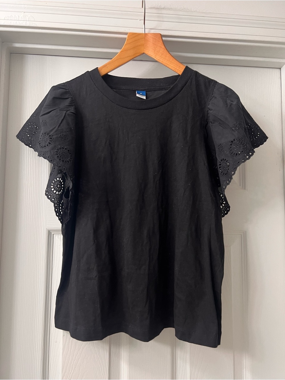 Old Navy Black Eyelet Flutter Sleeve Top
Sz Medium 
Casual/Stylish